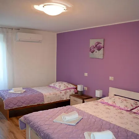 Tatil Evi Mit Privatpool Fuer 6 Personen Ca 100 Qm In Marcana, Istrien Suedkueste Von Istrien